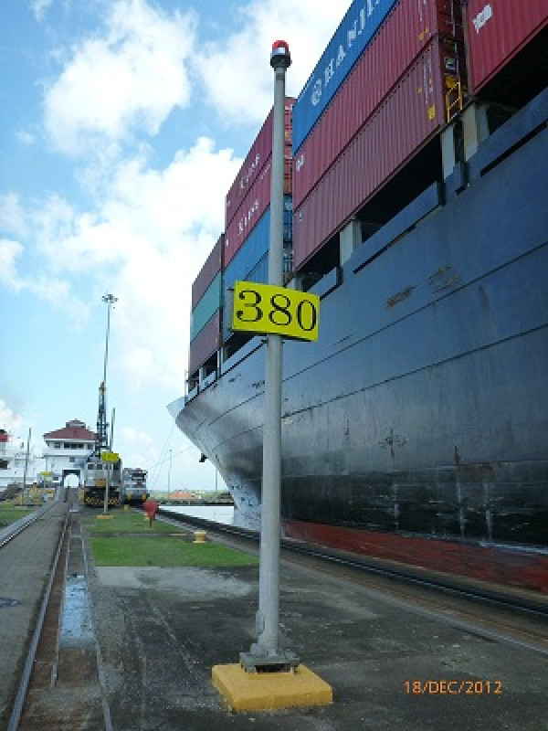 Columnas en el canal de Panamá