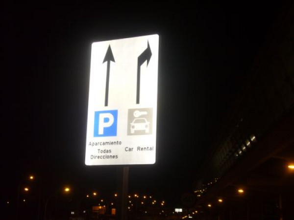 Señalización accesos parking rent a car Aeropuerto de Málaga España