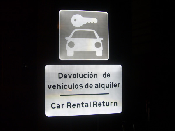 Señalización accesos parking rent a car Aeropuerto de Málaga España
