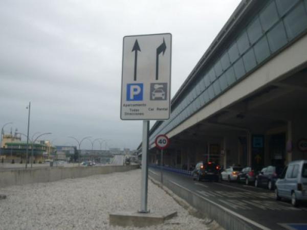 Senyalització accessos pàrquing rent a car Aeroport de Màlaga Espanya