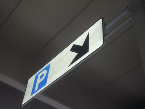 Senyalització accessos pàrquing rent a car Aeroport de Màlaga Espanya